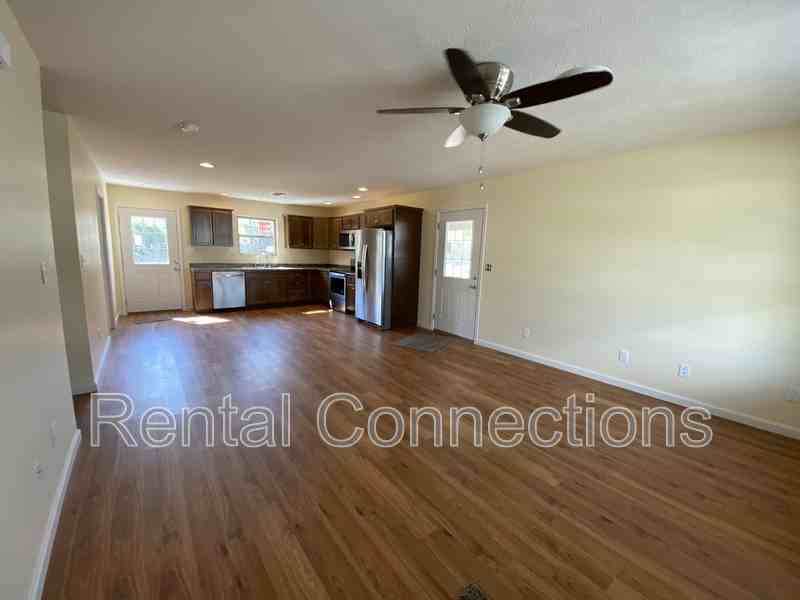 1815 Bridge St - Photo 3 of 10