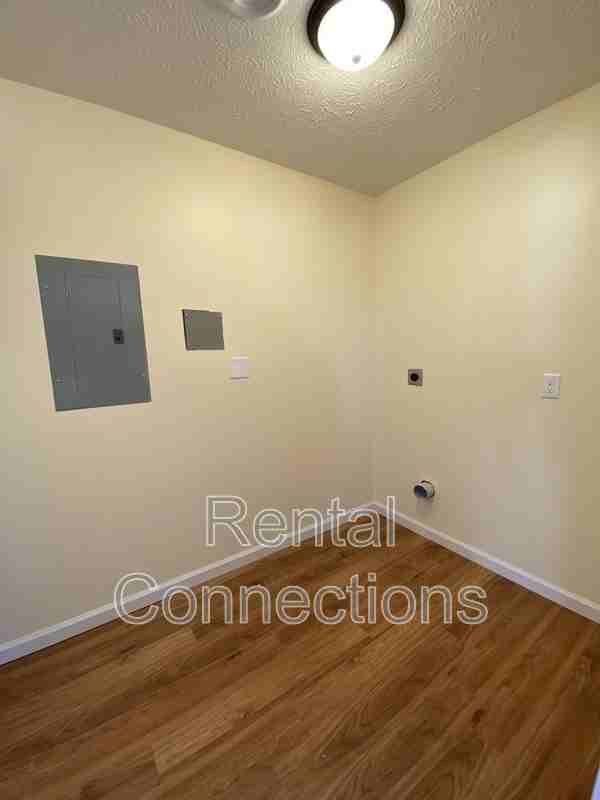 1815 Bridge St - Photo 5 of 10
