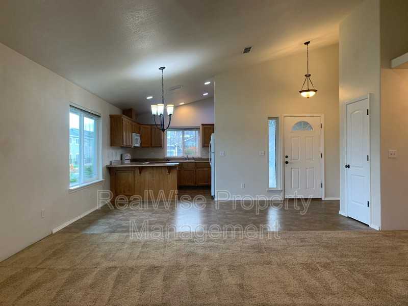 2682 Estates Ln - Photo 3 of 19
