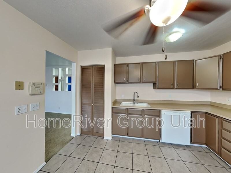 1850 S St #5 - Photo 4 of 18