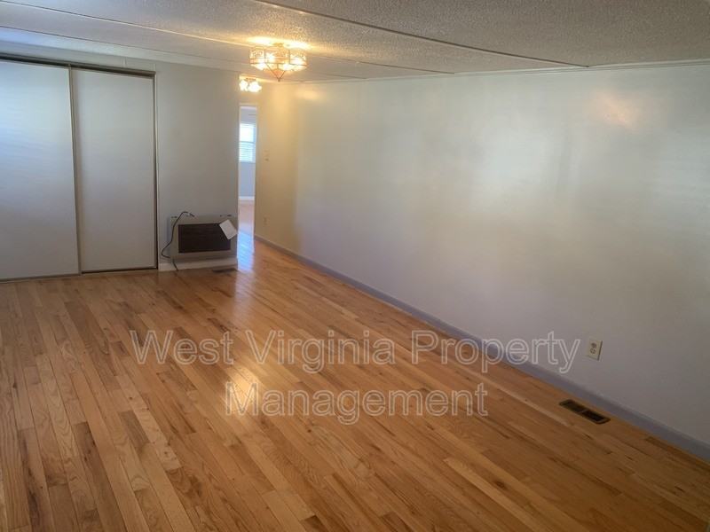 563 Glenview Rd - Photo 3 of 15