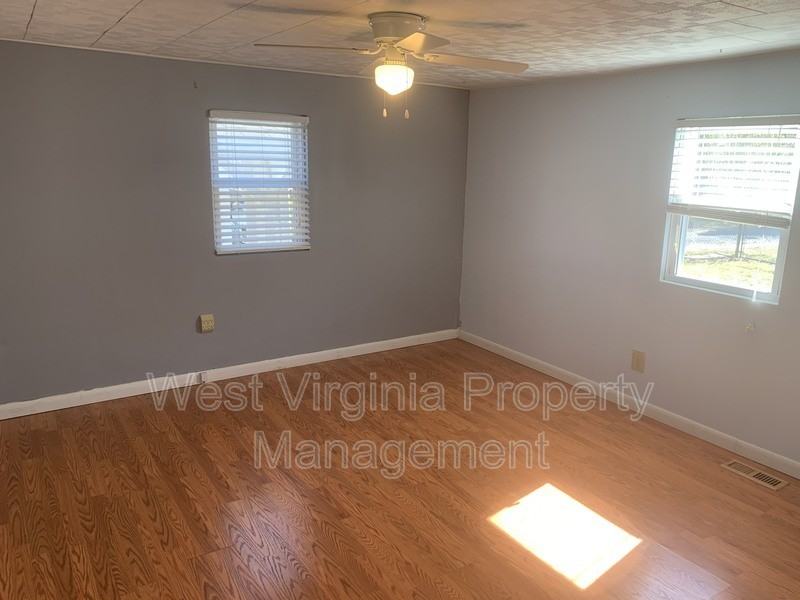 563 Glenview Rd - Photo 4 of 15