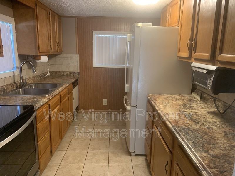 563 Glenview Rd - Photo 6 of 15