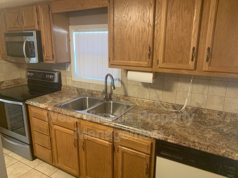 563 Glenview Rd - Photo 7 of 15