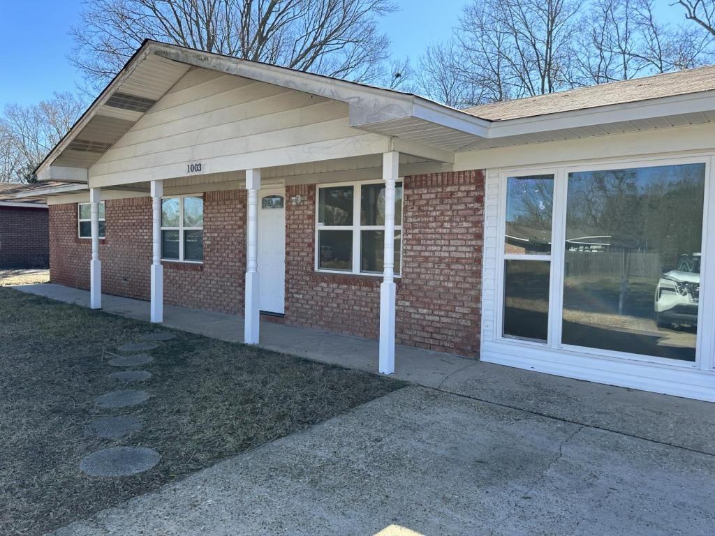 1003 Shirley Dr - Photo 2 of 10