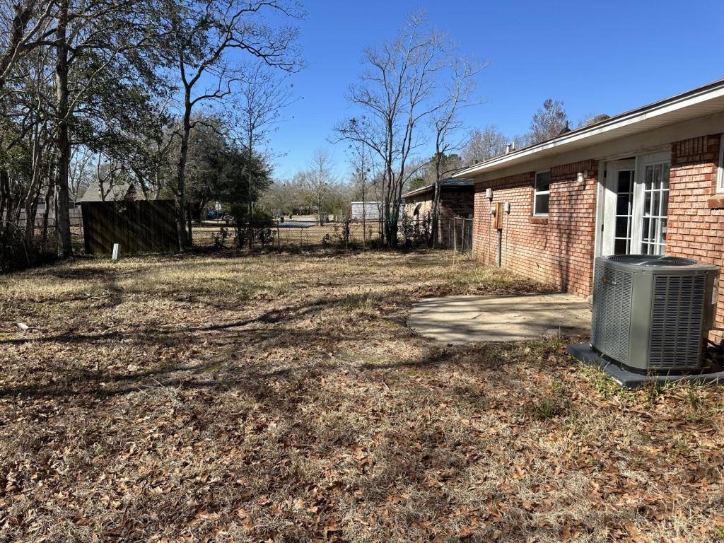 1003 Shirley Dr - Photo 3 of 10