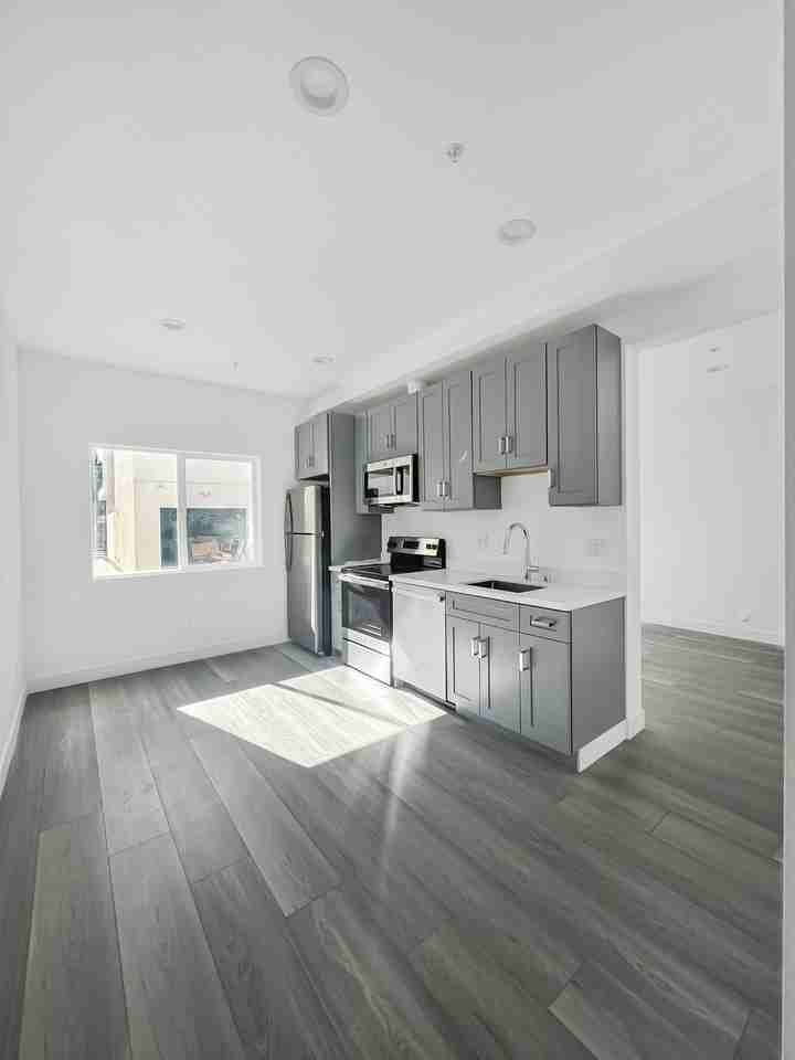 607 W 41st Pl