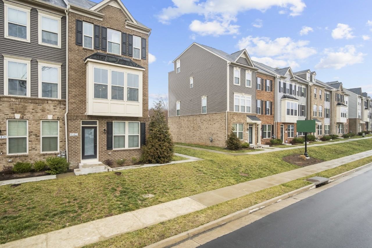 43821 Stubble Corner Sq - Photo 2 of 27