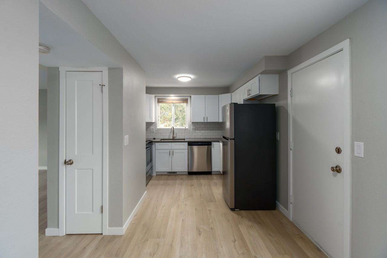 223 N Liberty St #4 - Photo 6 of 27