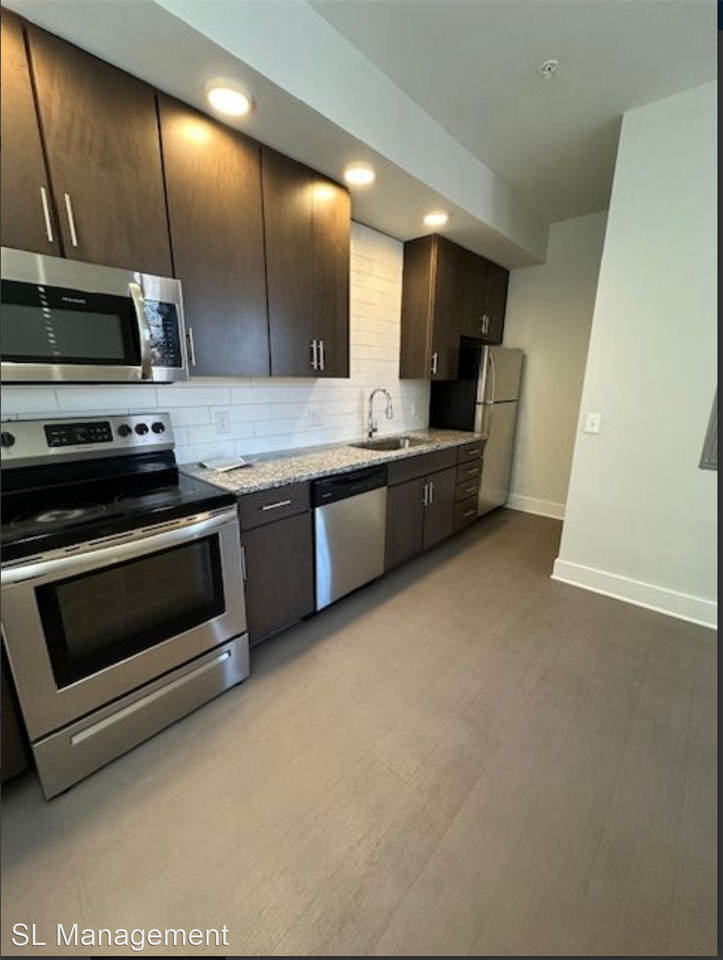 3003 Parkwood Ave - Photo 3 of 9