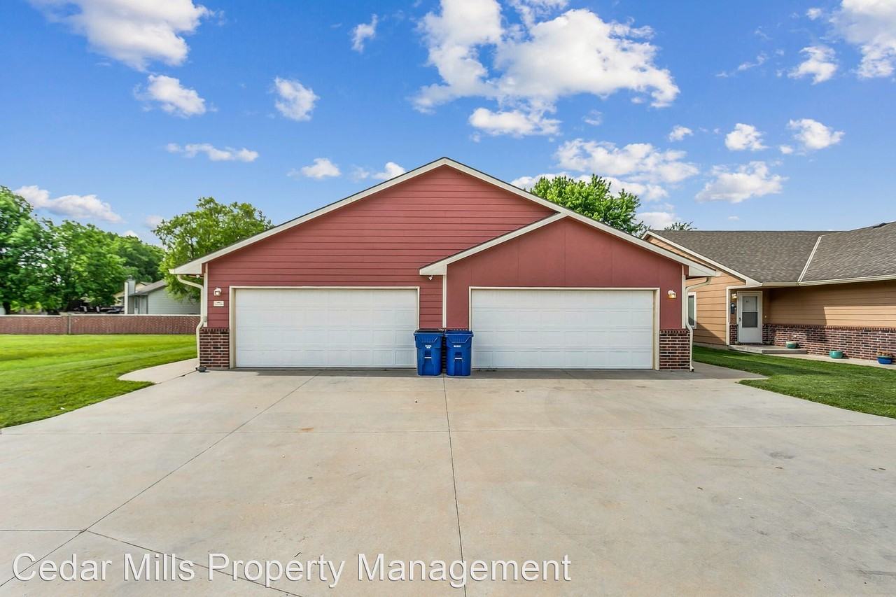 10625 W Maple - Photo 2 of 11