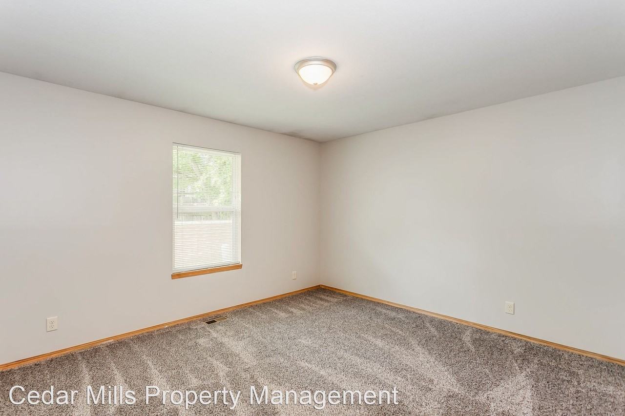 10625 W Maple - Photo 3 of 11