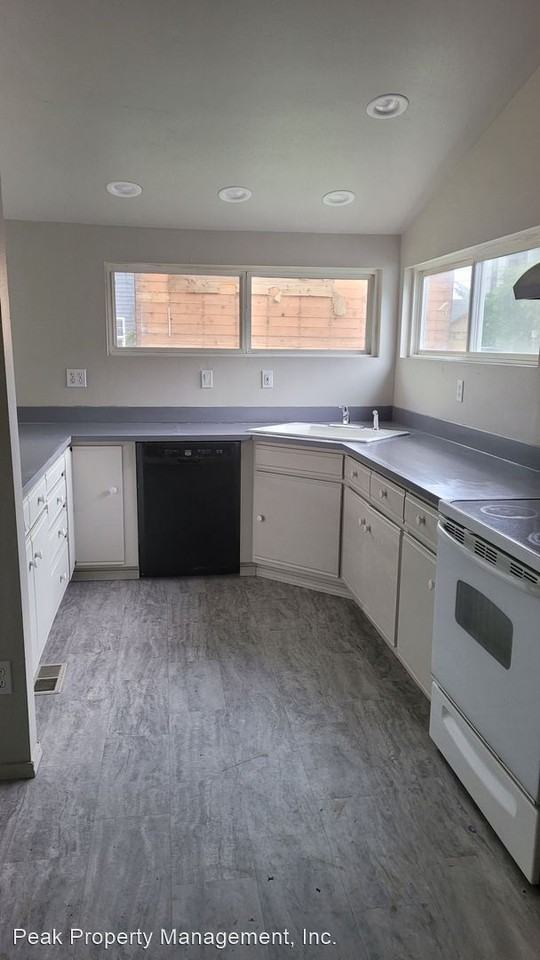 9825 Ne Glisan St - Photo 2 of 11