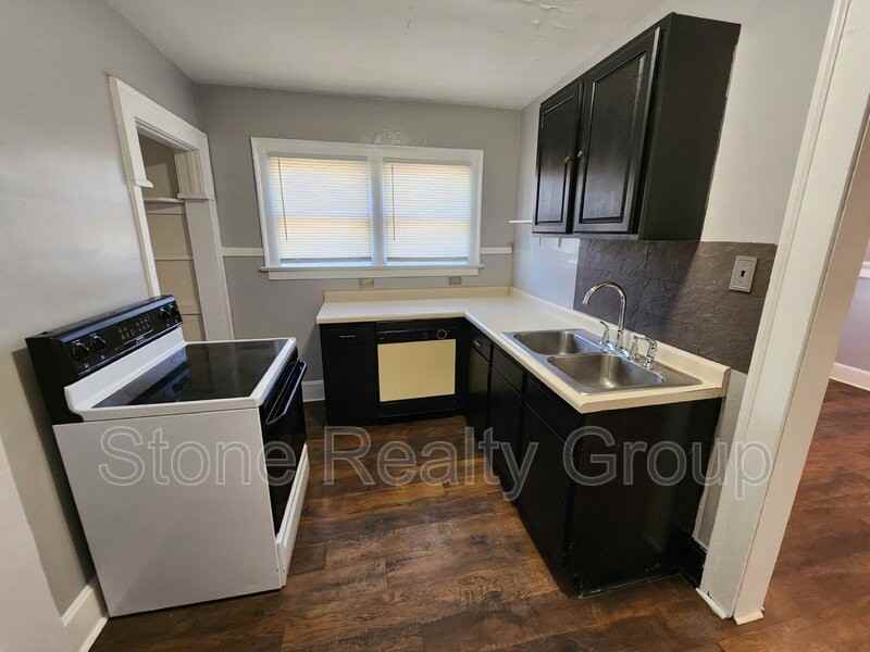 715 3rd Ave - Photo 4 of 9