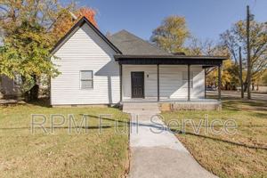 featured image of 1002 N Maple St #A