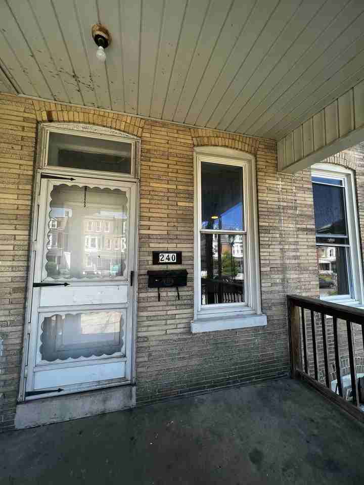 6 Bedroom Home in York - Photo 2 of 30