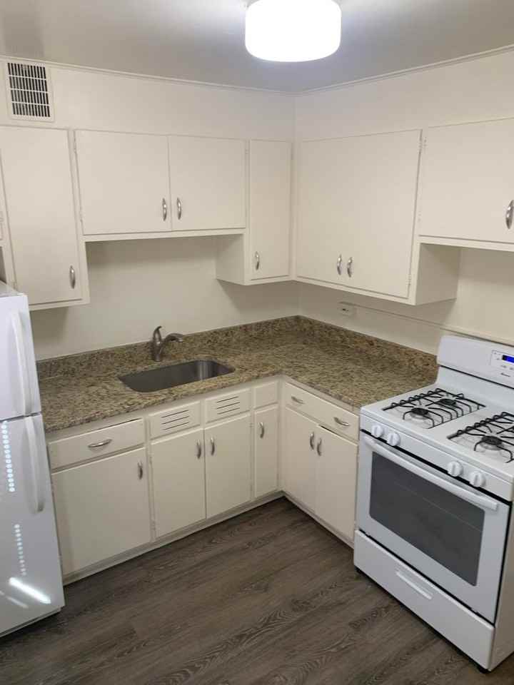 321 - *950-62 Dobson Building* - Photo 2 of 5