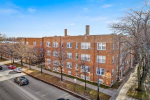 featured image of 1825 W Foster Ave