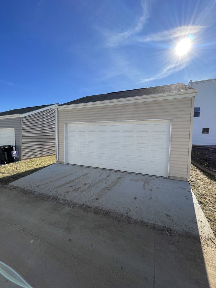 9429 Vandervoort Ct - Photo 3 of 40