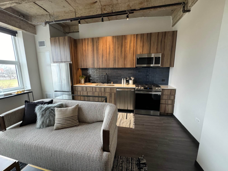 276 N Ashland Ave - Photo 2 of 28