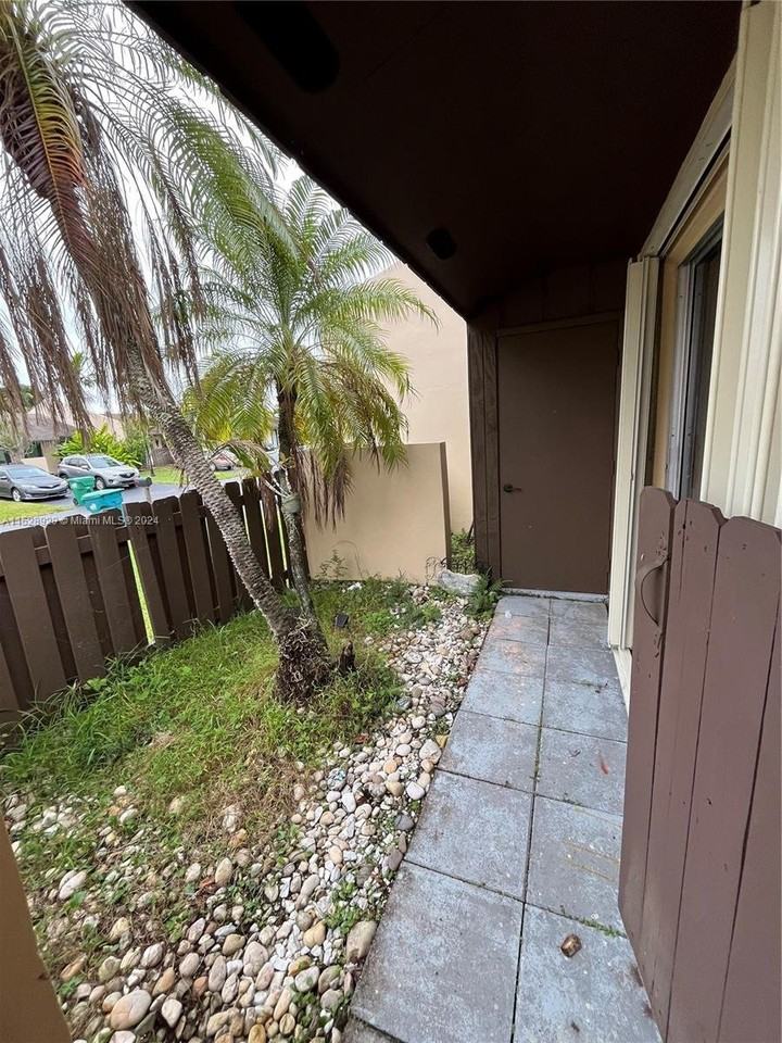11615 Sw 123rd Ave - Photo 2 of 8