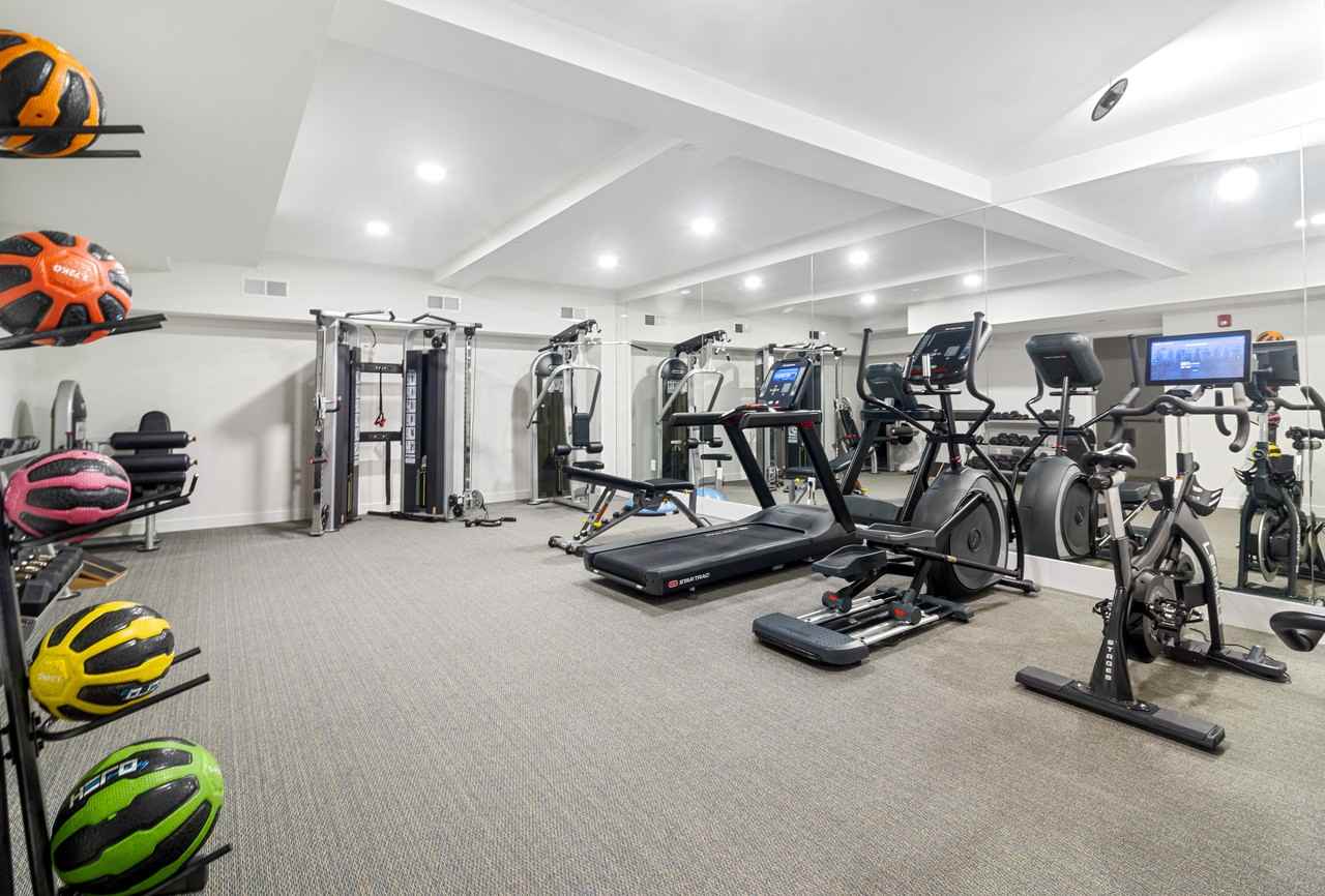 504 Glenbrook - Photo 4 of 19