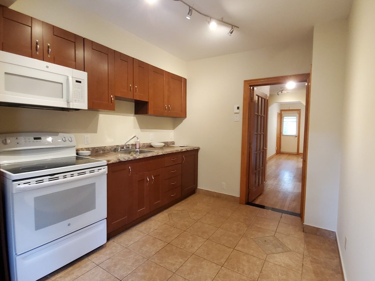 527 Boulevard Décarie #527 - Photo 2 of 9