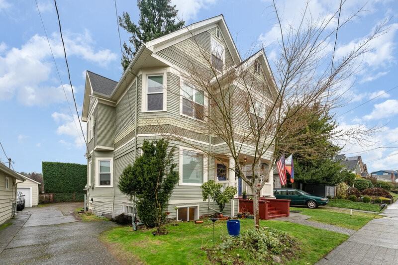 5523 Woodlawn Ave N - Photo 2 of 20