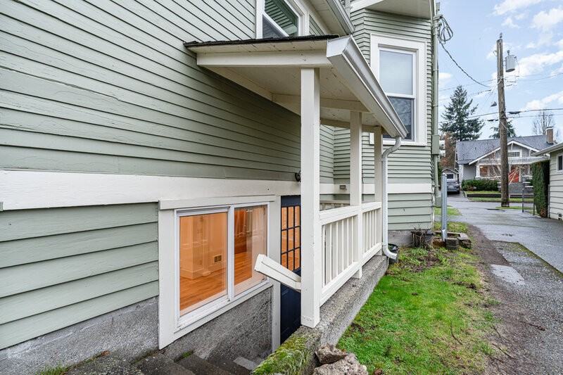 5523 Woodlawn Ave N - Photo 4 of 20