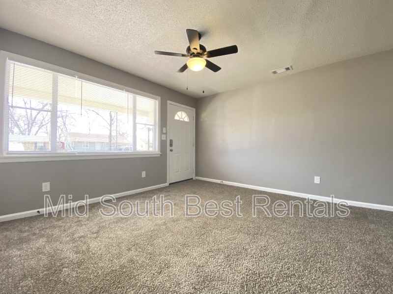 407 Healy St - Photo 2 of 7