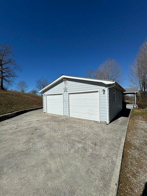 2955 Oakland Rd - Photo 2 of 24