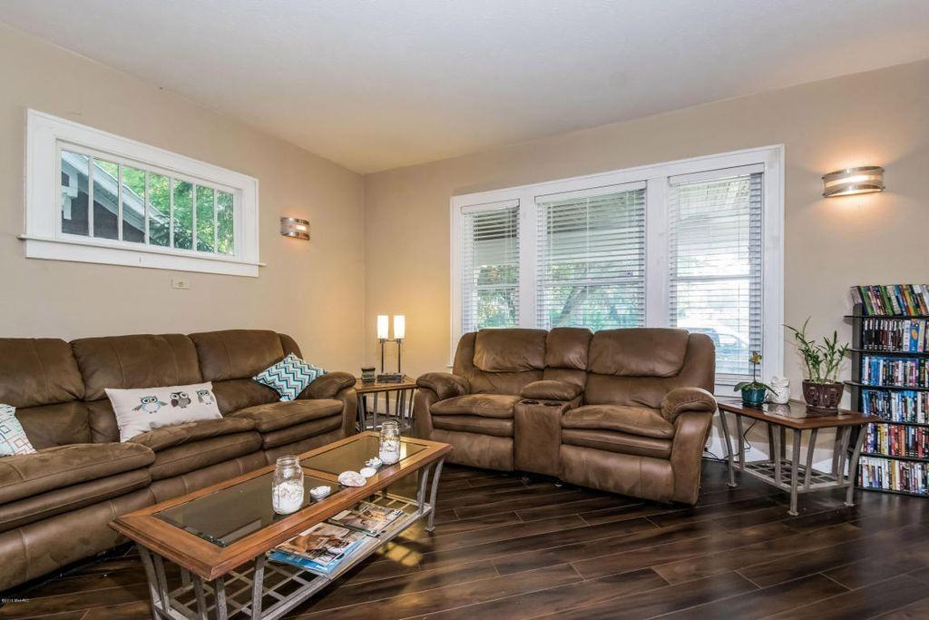 1261 Union Ave Ne #1 - Photo 2 of 11