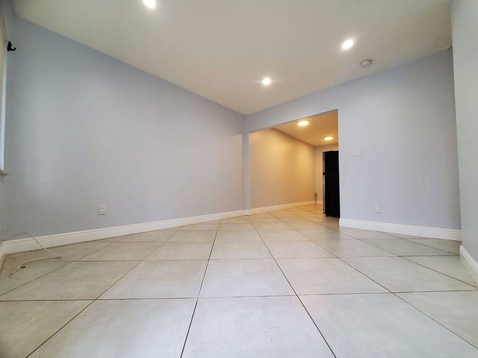 841 Nw 5th Ave #3 - Photo 3 of 17