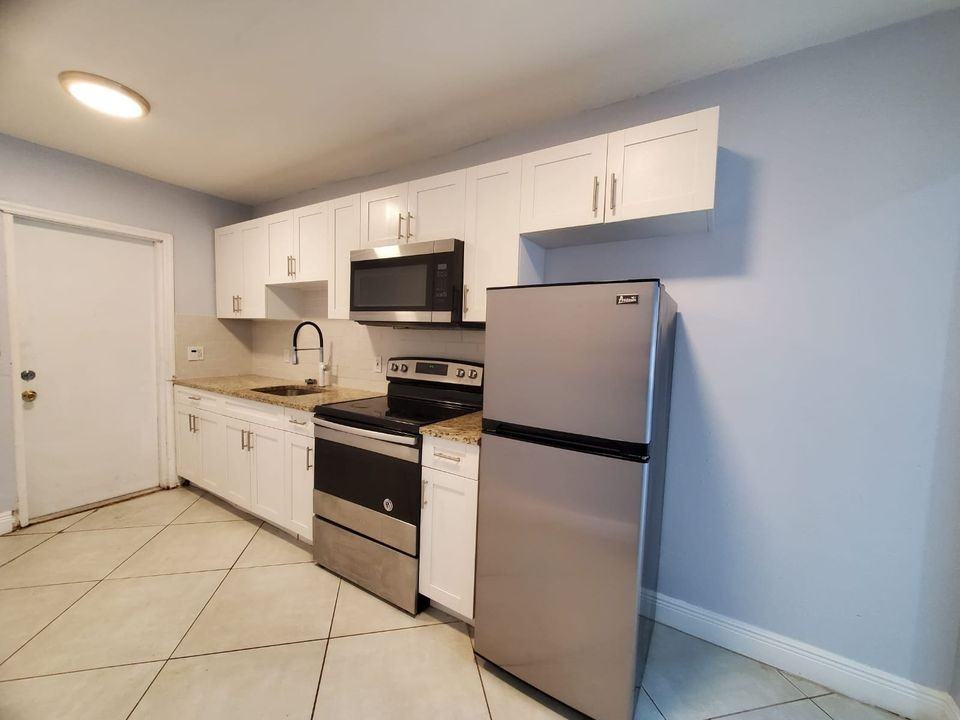 841 Nw 5th Ave #3 - Photo 4 of 17