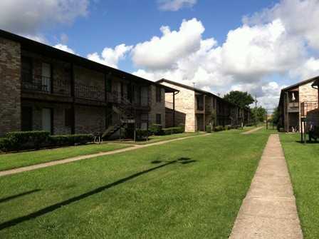 Parkdale Plaza Apts on Crow Rd 4165 Crow Rd Beaumont TX 77706