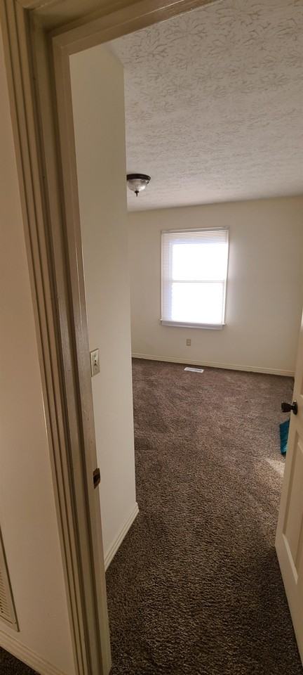 1661 White Road - Photo 3 of 9