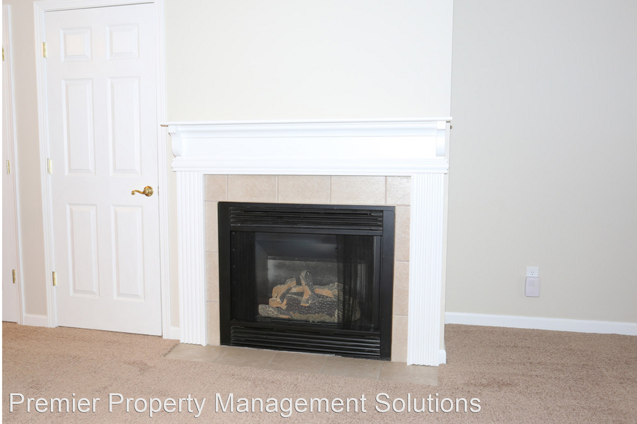 PINE POINT LUXURY APARTMENTS - Photo 3 of 28