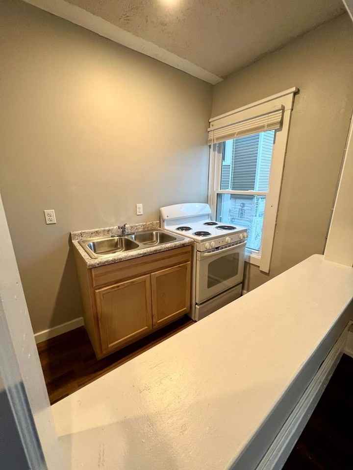 ZB - 208 Scott St - Photo 2 of 7