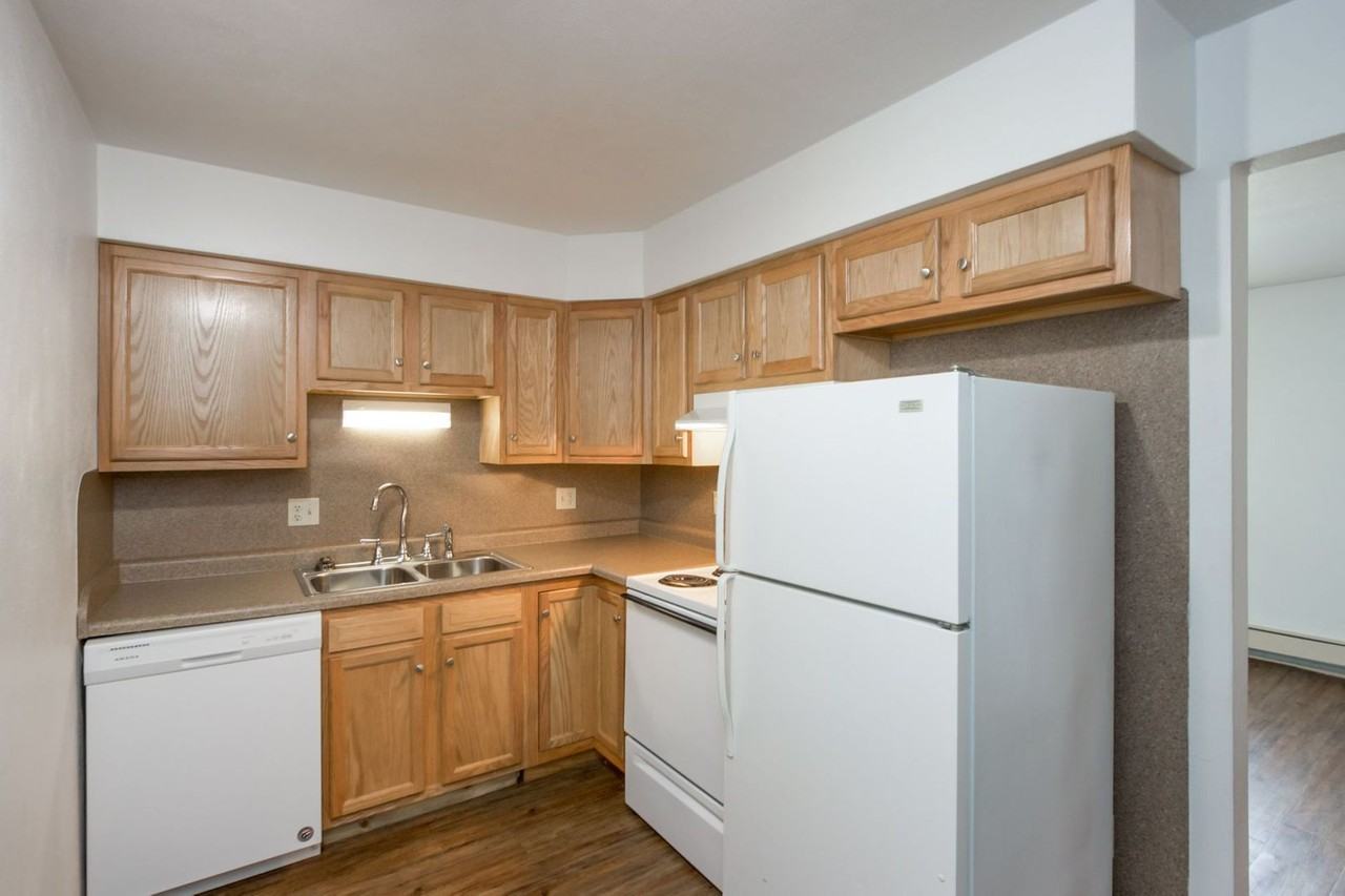 204 208 Main St - Photo 3 of 13