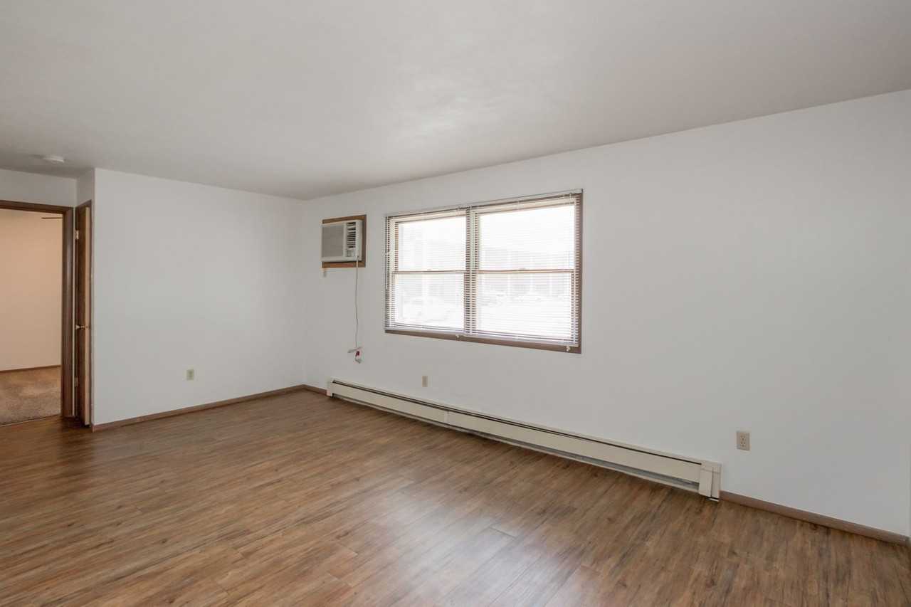 204 208 Main St - Photo 4 of 13