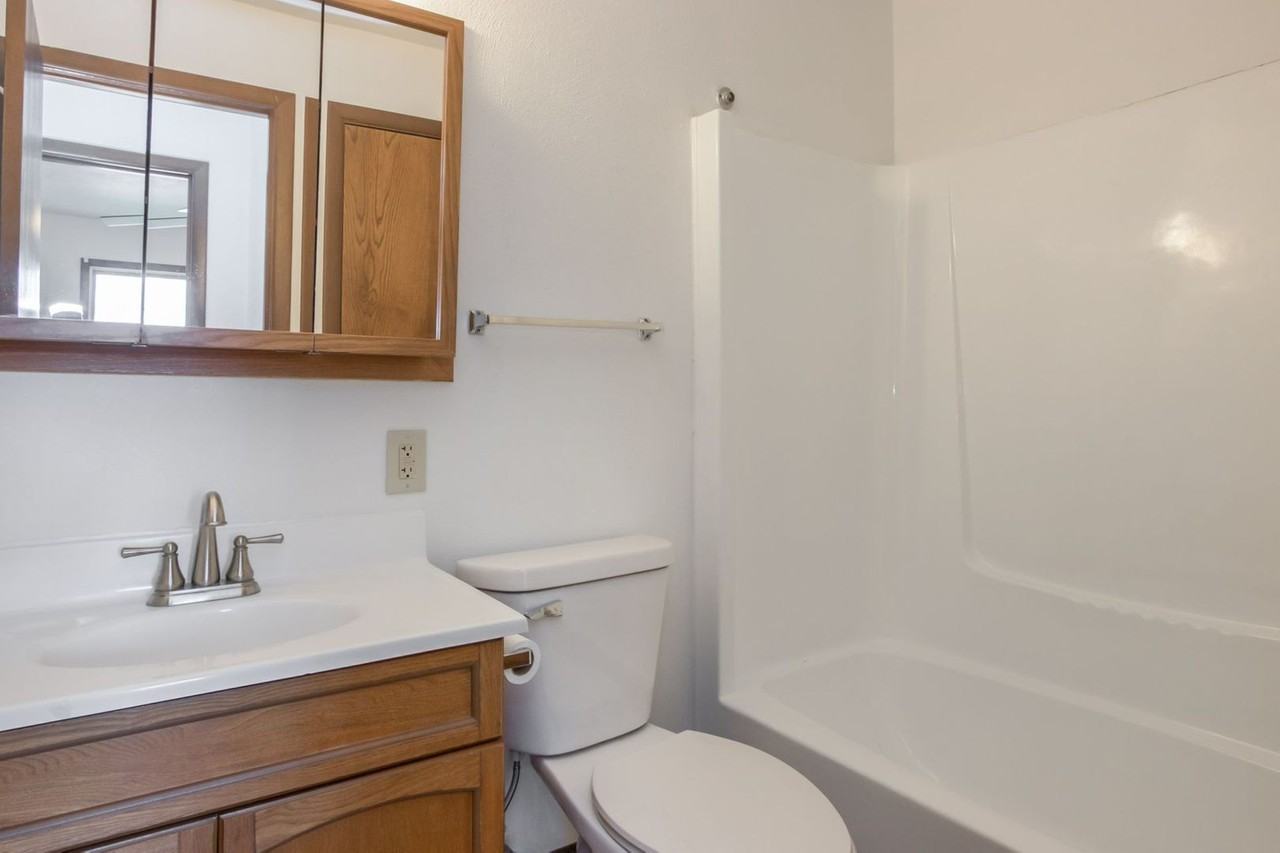 204 208 Main St - Photo 7 of 13