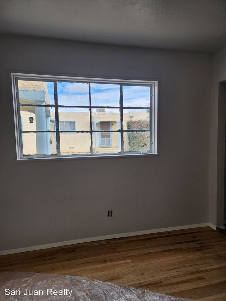 308 E 18th Street - Photo 3 of 8