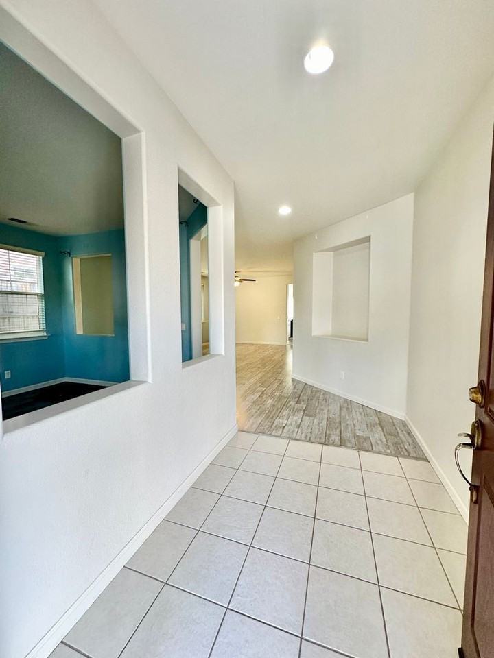 11507 Piona Ln - Photo 2 of 32