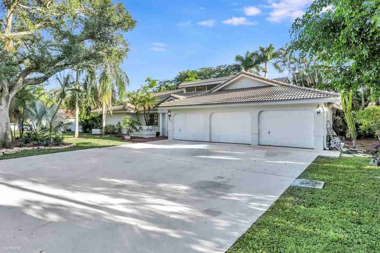 9248 Nw 14th Ct - Photo 2 of 37