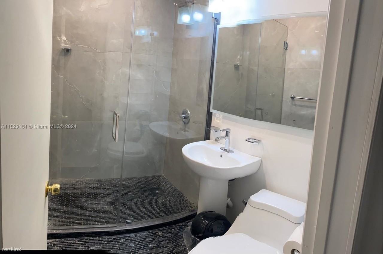 3670 Sw 12th St - Photo 2 of 8