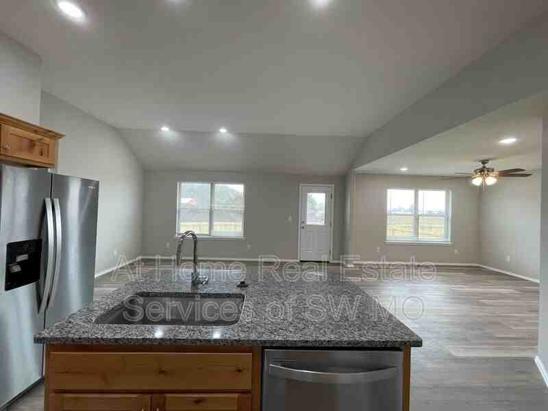 529 Evergreen Ave - Photo 2 of 15