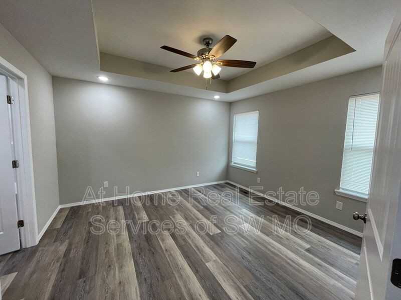 529 Evergreen Ave - Photo 4 of 15