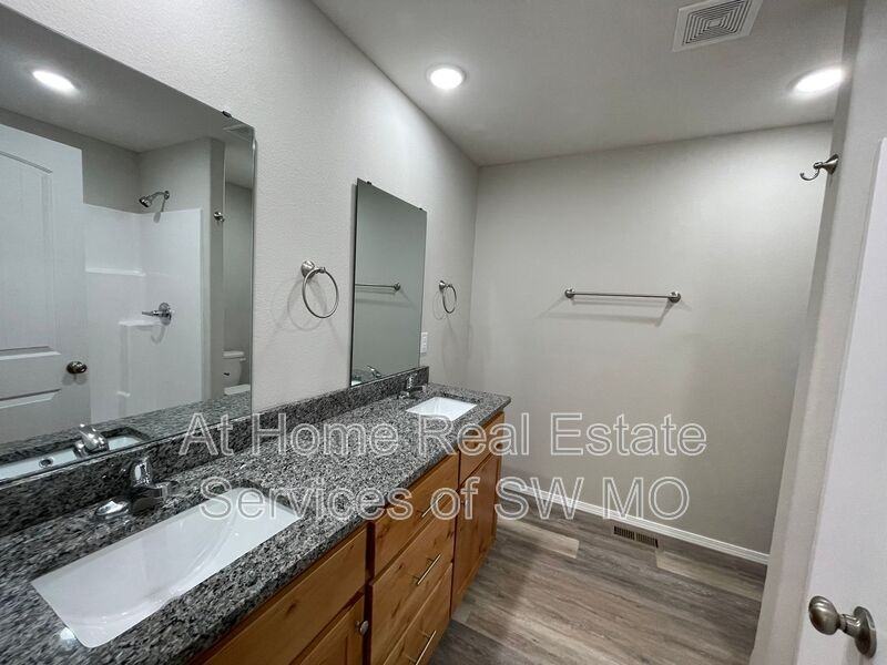 529 Evergreen Ave - Photo 7 of 15