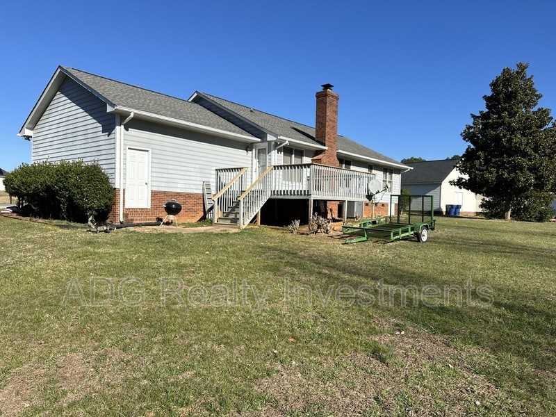 413 Maye St - Photo 3 of 20