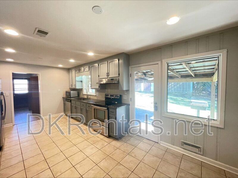 481 Virginia Pl Se - Photo 5 of 13